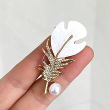 1 件时尚水钻羽毛胸针，高端微镶嵌方晶锆石翻领别针，锌合金装饰胸针
