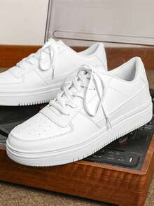 أحذية رياضية من الجلد بنعل سميك للرجال بتصميم واسع، قابلة للتنفس ومانعة للانزلاق و الرائحة ، بألوان بيضاء خالصة، مقاسات كبيرة، للاستخدام الخارجي و الترفيه، ينصح بشراء مقاس أكبر من المعتاد