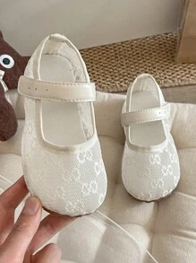 Zapatos planos de moda de verano 2025 para niñas, estilo vintage elegante con tela de malla, bordado de perlas y detalles de malla