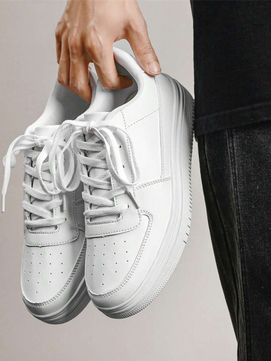 أحذية رياضية من الجلد بنعل سميك للرجال بتصميم واسع، قابلة للتنفس ومانعة للانزلاق و الرائحة ، بألوان بيضاء خالصة، مقاسات كبيرة، للاستخدام الخارجي و الترفيه، ينصح بشراء مقاس أكبر من المعتاد