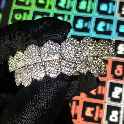 ZEIRLLZ 1 件/2 件金色闪光嘻哈派对万圣节服装 - 8 颗上牙和 8 颗下牙牙套，时尚合成方晶锆石装饰，男女通用