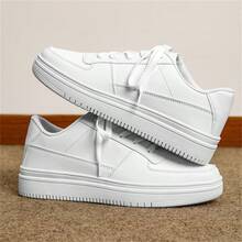 Herren Sneaker in Überweite, atmungsaktiv für alle Jahreszeiten, rutschfest, geruchshemmend, mit dicker Sohle, einfarbig weiß, aus Leder mit Schnürung, Niedriges Modell, Große Größen, Bitte eine Nummer größer bestellen