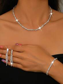 Ensemble de bijoux à la mode et luxueux, composé d'une chaîne de clavicule, de boucles d'oreilles, d'un collier et d'un bracelet, idéal pour un usage quotidien, un mariage, un banquet ou une fête.
