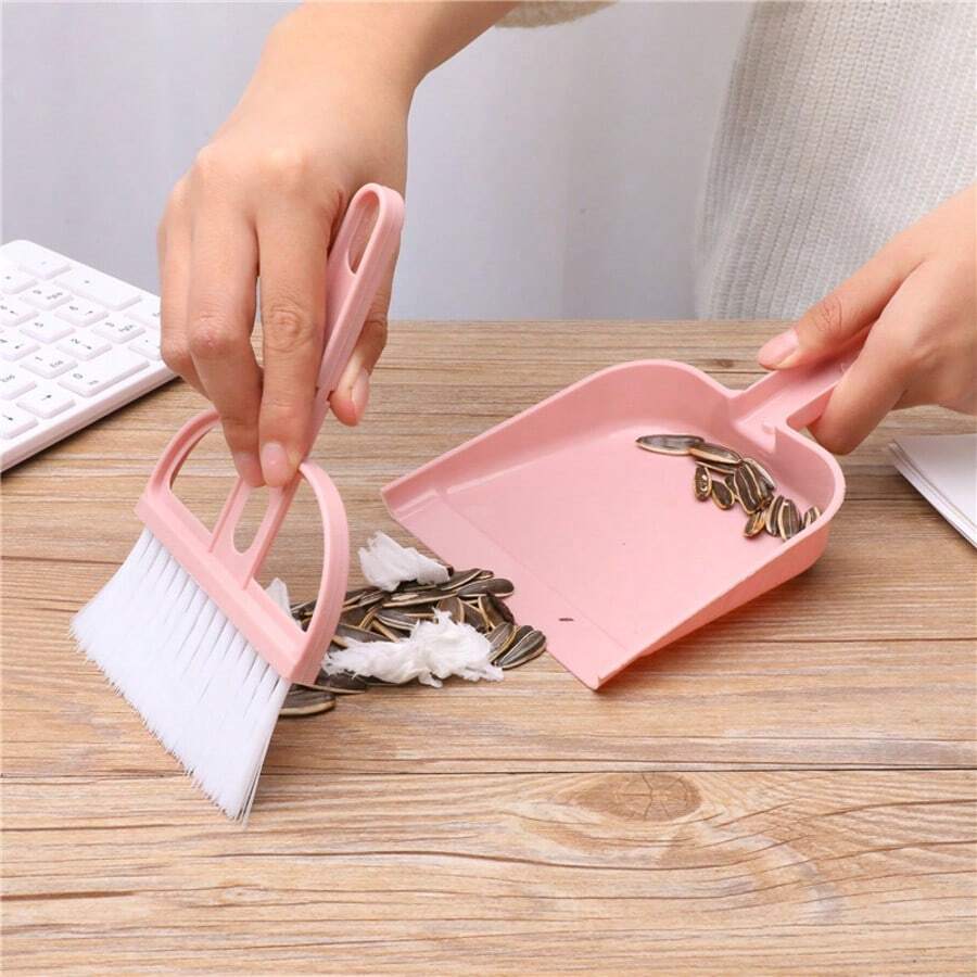 Mini Desktop Broom And Dustpan Two-Piece Set For Cleaning The Computer Keyboard And Small Car Broom Kit.