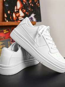 أحذية رياضية من الجلد بنعل سميك للرجال بتصميم واسع، قابلة للتنفس ومانعة للانزلاق و الرائحة ، بألوان بيضاء خالصة، مقاسات كبيرة، للاستخدام الخارجي و الترفيه، ينصح بشراء مقاس أكبر من المعتاد