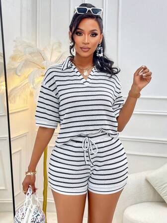 Conjunto de dos piezas casual de vacaciones para mujeres con top de cuello en V a rayas y short de punto waffle