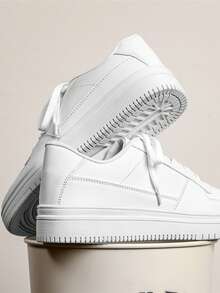 أحذية رياضية من الجلد بنعل سميك للرجال بتصميم واسع، قابلة للتنفس ومانعة للانزلاق و الرائحة ، بألوان بيضاء خالصة، مقاسات كبيرة، للاستخدام الخارجي و الترفيه، ينصح بشراء مقاس أكبر من المعتاد