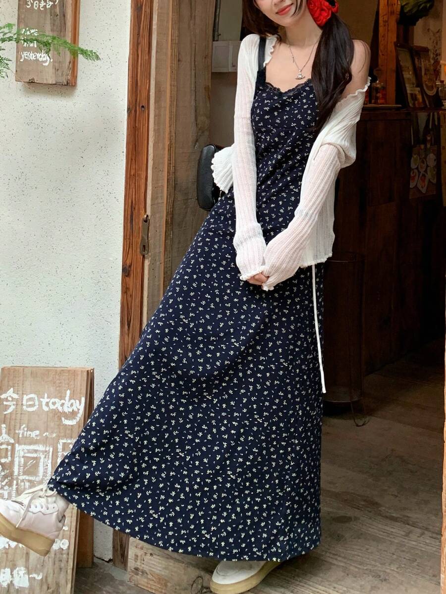 春季碎花飘逸中长连衣裙，腰部收褶，细肩带，度假气息，随机图案剪裁 - 藏蓝色 - 查看 1