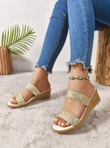 Sandalias tipo cuña estilo bohemio tejidas para mujer. Sandalias de tacón tipo mule con punta redonda en color dorado para el look de verano y vacaciones. Adecuado para uso diario, fiestas, vacaciones, eventos, bodas y desfiles de moda. Combina bien con camisetas, camisas, biquinis, faldas, vestidos y pantalones cortos.