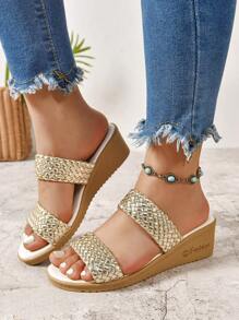 Sandalias tipo cuña estilo bohemio tejidas para mujer. Sandalias de tacón tipo mule con punta redonda en color dorado para el look de verano y vacaciones. Adecuado para uso diario, fiestas, vacaciones, eventos, bodas y desfiles de moda. Combina bien con camisetas, camisas, biquinis, faldas, vestidos y pantalones cortos.