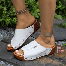 Sandales compensées mode femme blanches cloutées, semelle épaisse, faciles à enfiler, convient pour les sorties à la plage