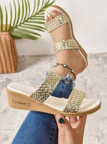 Sandalias tipo cuña estilo bohemio tejidas para mujer. Sandalias de tacón tipo mule con punta redonda en color dorado para el look de verano y vacaciones. Adecuado para uso diario, fiestas, vacaciones, eventos, bodas y desfiles de moda. Combina bien con camisetas, camisas, biquinis, faldas, vestidos y pantalones cortos.