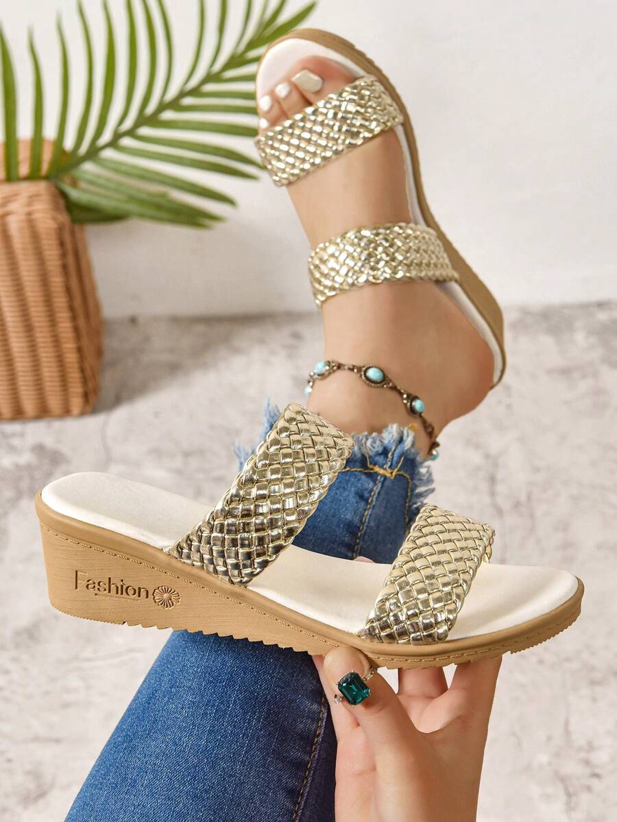 Sandalias tipo cuña estilo bohemio tejidas para mujer. Sandalias de tacón tipo mule con punta redonda en color dorado para el look de verano y vacaciones. Adecuado para uso diario, fiestas, vacaciones, eventos, bodas y desfiles de moda. Combina bien con camisetas, camisas, biquinis, faldas, vestidos y pantalones cortos.