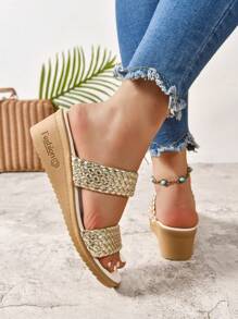 Sandalias tipo cuña estilo bohemio tejidas para mujer. Sandalias de tacón tipo mule con punta redonda en color dorado para el look de verano y vacaciones. Adecuado para uso diario, fiestas, vacaciones, eventos, bodas y desfiles de moda. Combina bien con camisetas, camisas, biquinis, faldas, vestidos y pantalones cortos.