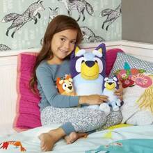 Bluey Jouets en peluche de la famille Bluey et Bingo, chien de dessin animé de 28 cm/11 pouces, animaux en peluche doux, poupées en peluche, cadeaux parfaits pour les anniversaires, très adaptés pour les festivals, les fans et les cadeaux, cadeaux parfaits pour les fêtes et les vacances, jouets de carnaval