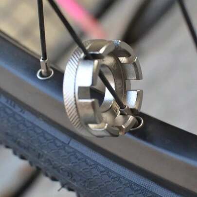 1 pieza Llave para radios de bicicleta de acero inoxidable duradera - Llave compacta y portátil para bicicleta de carretera, herramienta de ciclismo esencial de montaña con diseño hexagonal para un fácil mantenimiento de las ruedas, herramientas para bicicleta