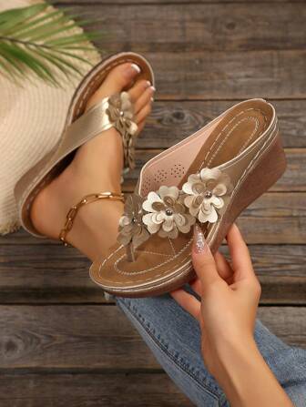 女士金色厚底花朵人字拖休闲沙滩凉鞋，加大码 43