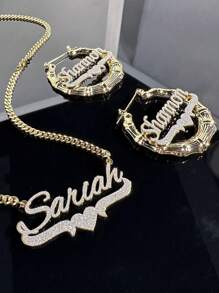 1 Set de joyería personalizada con texto de moda, collar con placa con nombre, juego de aretes exageradamente grandes, estilo enamorado del Día de San Valentín, collar enchapado en oro de 18k de acero inoxidable, empaquetado en una elegante caja de regalo de alta gama, como regalo para seres queridos en el Día de la Madre y el Día de San Valentín