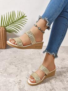Sandalias tipo cuña estilo bohemio tejidas para mujer. Sandalias de tacón tipo mule con punta redonda en color dorado para el look de verano y vacaciones. Adecuado para uso diario, fiestas, vacaciones, eventos, bodas y desfiles de moda. Combina bien con camisetas, camisas, biquinis, faldas, vestidos y pantalones cortos.