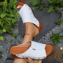 Sandales compensées mode femme blanches cloutées, semelle épaisse, faciles à enfiler, convient pour les sorties à la plage