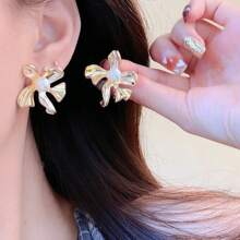 1pc Elegant Five-Leaf Flower & Faux Pearl Stud Earrings, Fashion Personalized Earrings For Women