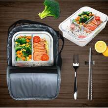 足球主题儿童保温午餐袋。大容量涤纶斜挎午餐袋，适合学生和上班族。学校用品，返校季