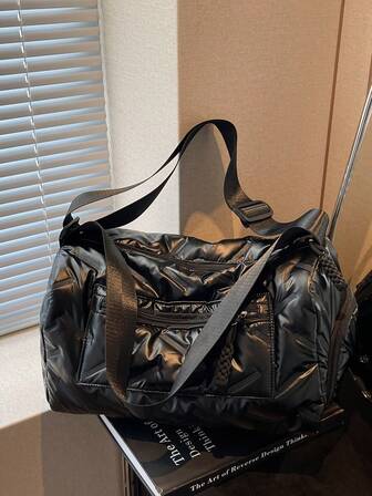 År 2025 är den nya modeklassikern Joker i enfärgad, stor kapacitet och flera fickor, med hörlurar, designad för att vara lätt och bärbar, och axelväskan är lämplig för utomhusresor och korta resor. Väska för skolan, skoltillbehör, skolsaker