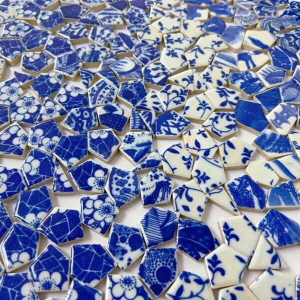 100g/200g Carrelage en céramique mosaïque bleu et blanc oriental unique, matériau de mosaïque hexagonal classique résistant à l'eau et facile à nettoyer, cuit à haute température. Convient pour les artisanats DIY, le jardin, la cour, les murs, les piscines, la décoration des escaliers, la réalisation d'art de mosaïque