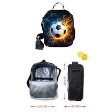 足球主题儿童保温午餐袋。大容量涤纶斜挎午餐袋，适合学生和上班族。学校用品，返校季