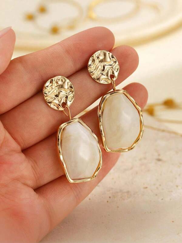 1 Pair Vintage Style Golden Personalized Women's Earrings, Fashionable Lady-Like Versatile Earrings, Palace Style Exaggerated Large Earrings, High-End Resin Lightweight Luxury Asymmetrical Geometric Earrings, Suitable For Daily Wear, Gift For Mother, Girlfriend