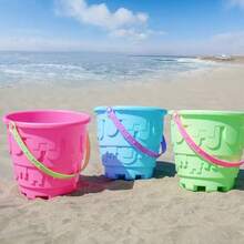 儿童沙滩玩具套装，沙箱玩具包括水桶、铲子、沙耙、沙筛玩具、沙堡搭建套件、户外戏水挖沙玩具 - 蓝色/绿色/粉色 - 适合男孩和女孩，节日和生日礼物，送给儿童的完美礼物