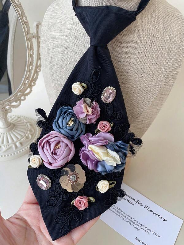 1 Stück lässige Stoffkrawatte mit Rose, Gartenserie Damenkrawatte mit präziser Stickerei verziert mit rosa Strass, luxuriös glänzend schwarze, süße und stilvolle bestickte Krawatte, im gleichen Stil wie Mädchengruppen-Outfit
