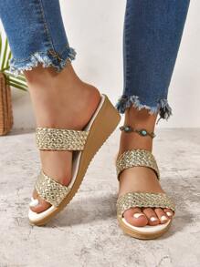 Sandalias tipo cuña estilo bohemio tejidas para mujer. Sandalias de tacón tipo mule con punta redonda en color dorado para el look de verano y vacaciones. Adecuado para uso diario, fiestas, vacaciones, eventos, bodas y desfiles de moda. Combina bien con camisetas, camisas, biquinis, faldas, vestidos y pantalones cortos.