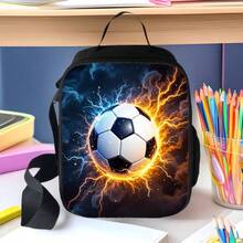 足球主题儿童保温午餐袋。大容量涤纶斜挎午餐袋，适合学生和上班族。学校用品，返校季