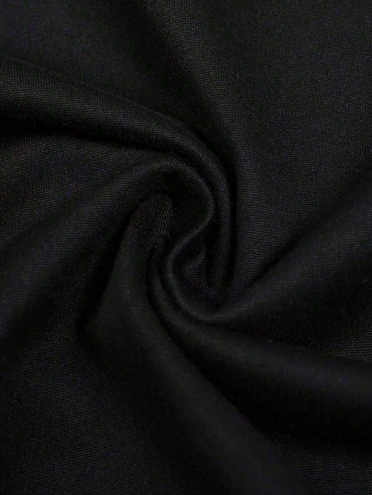 2025 Senior Mom Football Design Camiseta de manga corta con cuello redondo de algodón negro para mujer - Camiseta gráfica ligera de 180 g Tejido de secado rápido Perfecto para uso informal - Negro - Añade 4