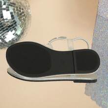 全新Moonlight Variations银色镜面趾带凉鞋，时尚前卫。让你的双眸闪耀纯粹的波西米亚色彩 - 銀色 - 查看 4