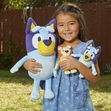 Bluey Jouets en peluche de la famille Bluey et Bingo, chien de dessin animé de 28 cm/11 pouces, animaux en peluche doux, poupées en peluche, cadeaux parfaits pour les anniversaires, très adaptés pour les festivals, les fans et les cadeaux, cadeaux parfaits pour les fêtes et les vacances, jouets de carnaval