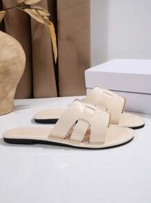 Nuevas sandalias planas cómodas con punta redonda y diseño de hueco para mujer talla grande, calzado casual de moda para el verano, uso en exteriores y playa