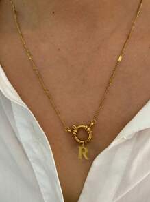 Ein zarter Edelstahl A-Z Halskette mit 26 englischen Initialen und einem 8-förmigen Federklappverschluss ist ein modischer Damenschmuck. Es ist ein schönes Urlaubsgeschenk für Freunde, Familie und Geliebte! Eine Halskette, die sich für den täglichen Lässig-Stil eignet.