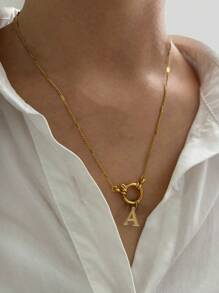 Ein zarter Edelstahl A-Z Halskette mit 26 englischen Initialen und einem 8-förmigen Federklappverschluss ist ein modischer Damenschmuck. Es ist ein schönes Urlaubsgeschenk für Freunde, Familie und Geliebte! Eine Halskette, die sich für den täglichen Lässig-Stil eignet.