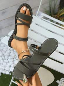 Nuevas sandalias planas, diseño de tira en forma de chanclas con punta abierta, tacón plano, sandalias casuales para vacaciones de primavera y verano para uso diario. Negro clásico, marrón cálido, sandalias únicas gris-verde.