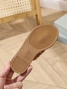 1 双加大码幼儿女童平底凉鞋，纯色 PU 带，闪亮金属扣装饰，圆头，时尚奢华可爱罗马沙滩拖鞋，适合 3-15 岁男孩/女孩，休闲、派对、旅行、沙滩，2025 年夏季新品