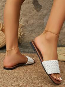 Nuevas sandalias planas de moda con diseño de correa tejida única, chanclas planas con correa de dedo, estilo casual de playa y resort, aptas para uso diario en primavera y verano. Disponible en rosa suave, rojo vivo, fucsia vibrante, negro clásico y blanco puro.