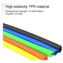 Tirador de fitness ajustable de alta resistencia: cinco niveles de resistencia ajustables a voluntad, que fortalecen los músculos de la parte superior del cuerpo. Ideal tanto para entrenamiento profesional como en casa. La banda de goma es duradera y resistente a roturas, el mango ergonómico es cómodo y antideslizante, y este equipo de fitness multifuncional facilita el entrenamiento de fuerza y tonificación. Ideal para brazos, pecho, espalda y hombros.