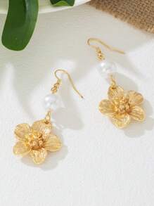 1 paire de boucles d'oreilles élégantes et élégantes en style rétro coréen avec faux perles et pendentif floral à 5 pétales. Cadeau de mariage romantique, convenant pour les sorties, les mariages et le port quotidien