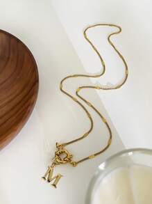 Ein zarter Edelstahl A-Z Halskette mit 26 englischen Initialen und einem 8-förmigen Federklappverschluss ist ein modischer Damenschmuck. Es ist ein schönes Urlaubsgeschenk für Freunde, Familie und Geliebte! Eine Halskette, die sich für den täglichen Lässig-Stil eignet.