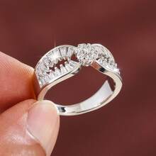 [A Delicate Floral Ring With Zirconia] A Delicate Floral Design Set With Zirconia, Crafted Into A Women's Ring