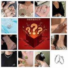 Una scatola regalo gioielli a sorpresa contenente da 4 a 8 prodotti tra orecchini, bracciali, collane, anelli e accessori per capelli di vari stili, adatti come regali per compleanni, anniversari, San Valentino, feste quotidiane, feste di vacanza, sorprese e regali per signore.