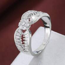 [A Delicate Floral Ring With Zirconia] A Delicate Floral Design Set With Zirconia, Crafted Into A Women's Ring