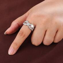 [A Delicate Floral Ring With Zirconia] A Delicate Floral Design Set With Zirconia, Crafted Into A Women's Ring